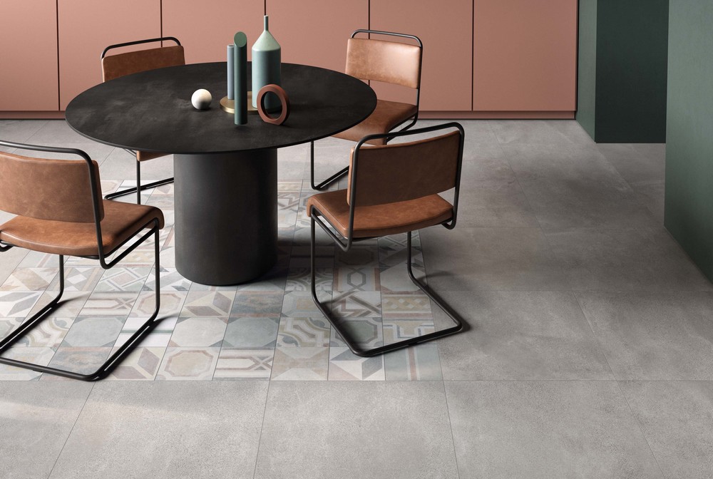 CONCRETE ASH 60X60 + PLAY CONCRETE RETRO MIX 20X20 + WIDE&STYLE RAINBOW LAMPONE 120X270